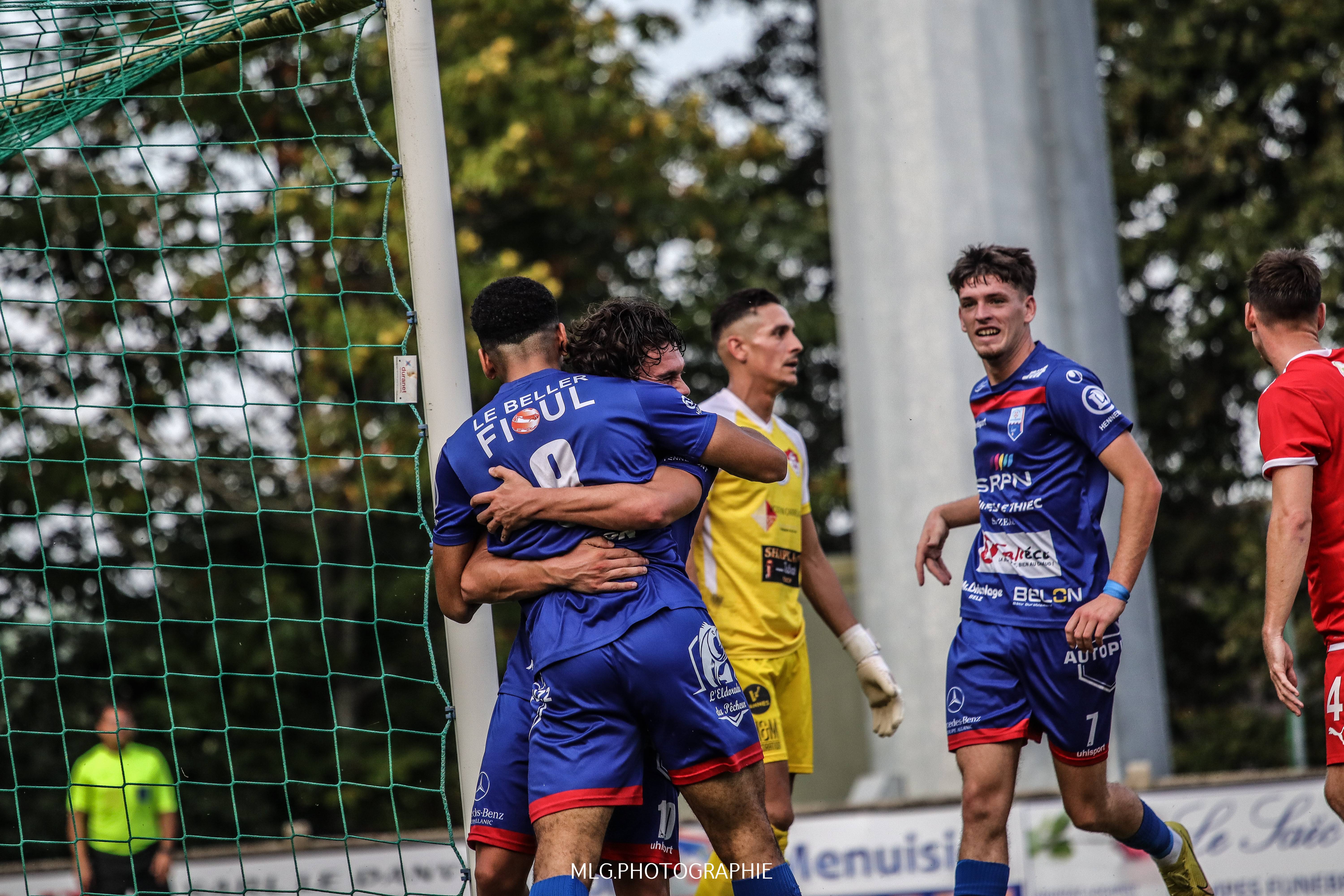 Image de l'article R1, J1. USM 2-2 AS Ménimur