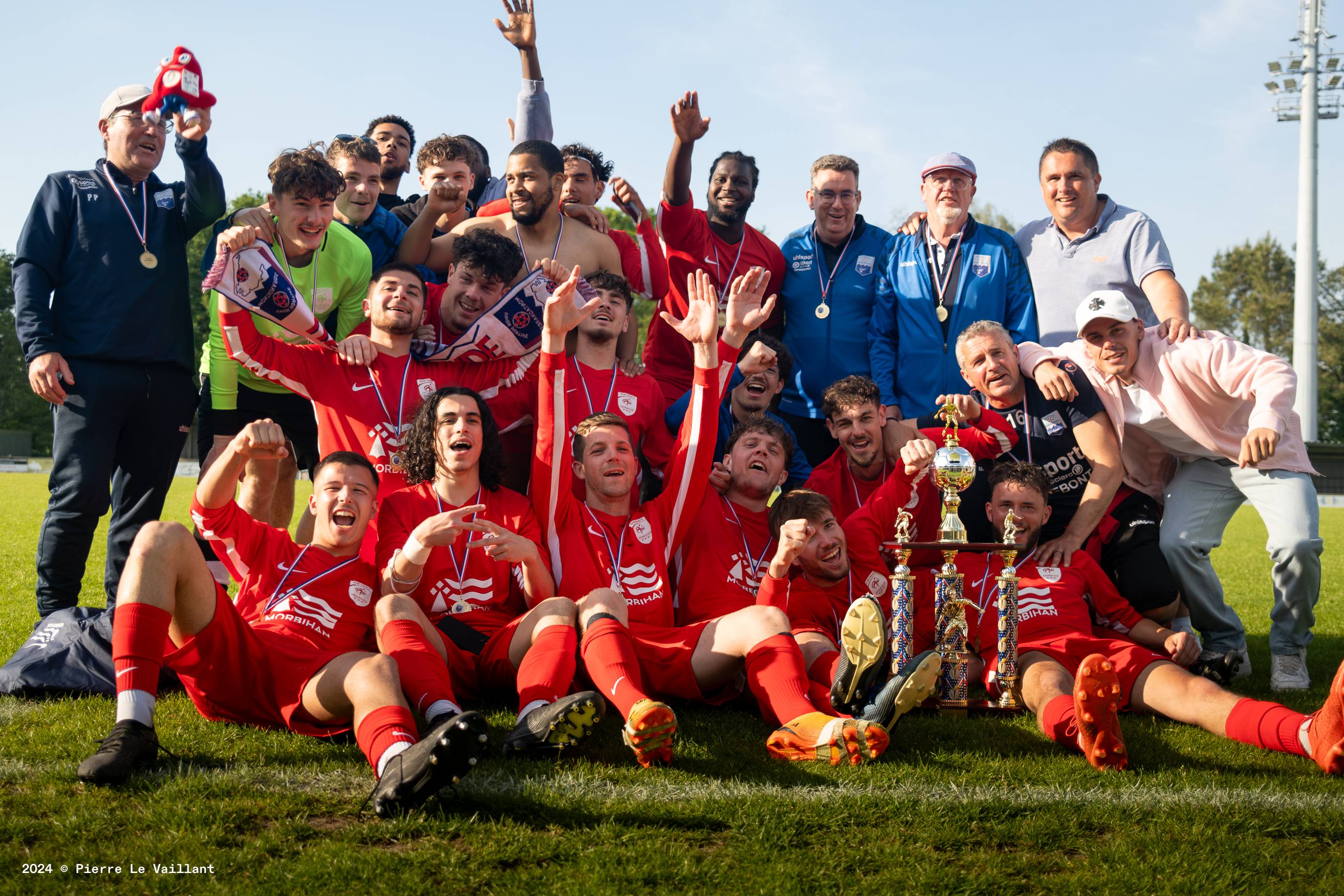 Image de l'article Les Séniors B soulèvent le Trophée Chaton !